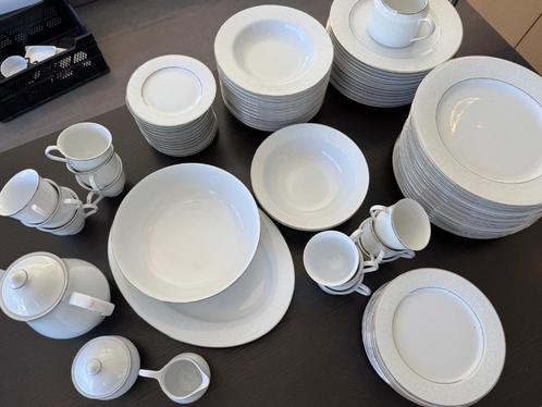 Prachtig porseleinen servies, Huis en Inrichting, Keuken | Servies, Zo goed als nieuw, Bord(en), Overige stijlen, Porselein, Ophalen