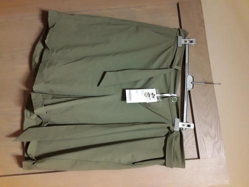 Short TRAMONTANA maat 46 nieuw valt ruim, Kleding | Dames, Broeken en Pantalons, Nieuw, Maat 46/48 (XL) of groter, Groen, Kort