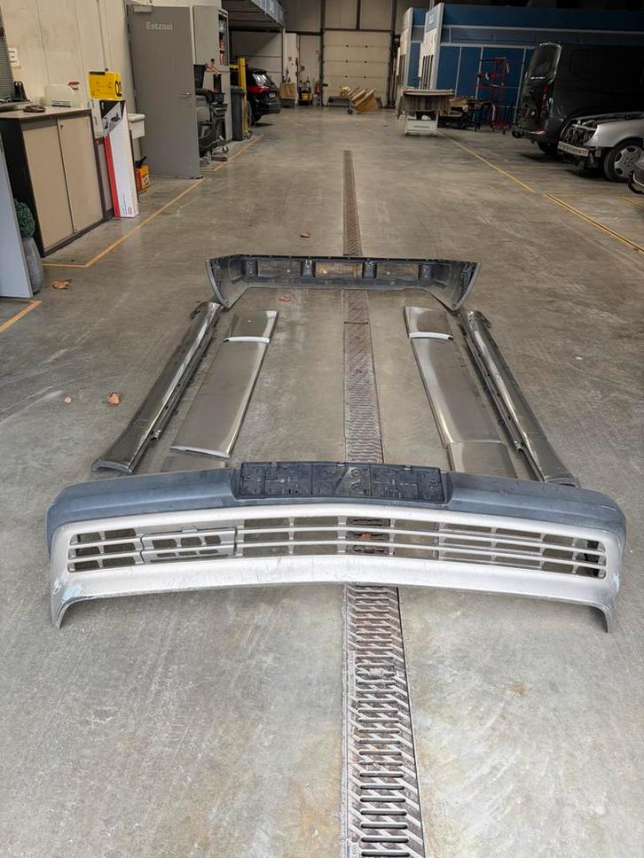 W124 BUMPERS EN SACCO LIJSTEN MET CHROME, Autos : Pièces & Accessoires, Carrosserie & Tôlerie, Pare-chocs, Mercedes-Benz, Avant