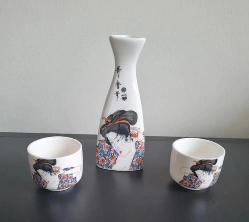 Moderne Japanse Sake Fles met kommetjes, van porselein, Verzamelen, Porselein, Kristal en Bestek, Gebruikt, Compleet servies, Porselein