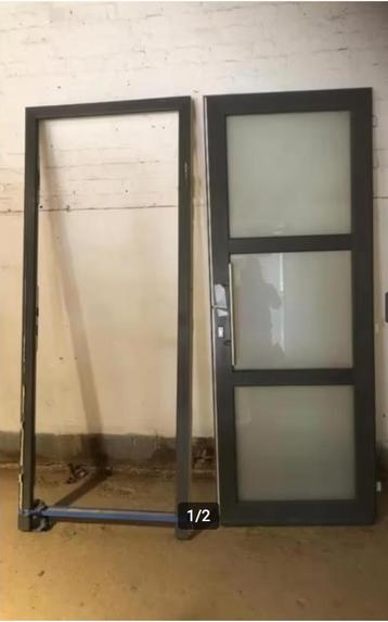 mooie deur kunststof met frame en met veiligheidsslot beschikbaar voor biedingen
