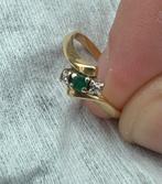 Gouden ring met diamanten en emeraldsteen, Handtassen en Accessoires, Antieke sieraden, Ophalen, Goud, Ring, Met edelsteen