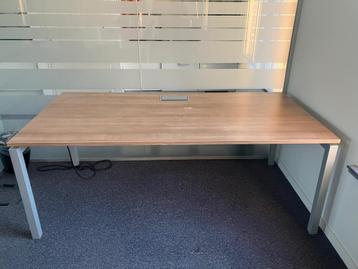 Topkwaliteit bureau mét ingebouwde stopcontacten & LAN ! beschikbaar voor biedingen