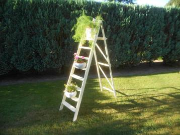 Houten ladder (oud) voor decoratie (bloemenstandaard...) .A beschikbaar voor biedingen