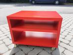 Rood kastje op wielen in goede staat., Ophalen, Gebruikt