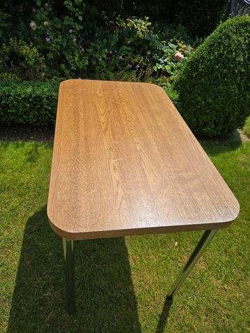 vintage tafel met alu poten beschikbaar voor biedingen