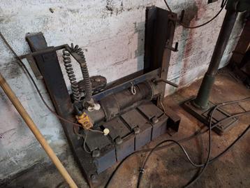 24v winch met frame beschikbaar voor biedingen