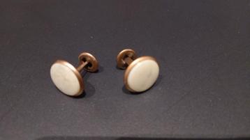 Vintage kraagknopen van koper en parelmoer. beschikbaar voor biedingen