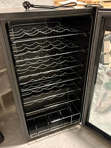 Wijnkelder met 30 flessen beschikbaar voor biedingen