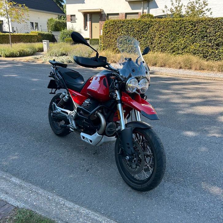 Moto Guzzi V85 TT - Rood met opties - weinig km 12.000km, Motoren, Motoren | Moto Guzzi, Particulier, 2 cilinders, Motorrijbewijs A