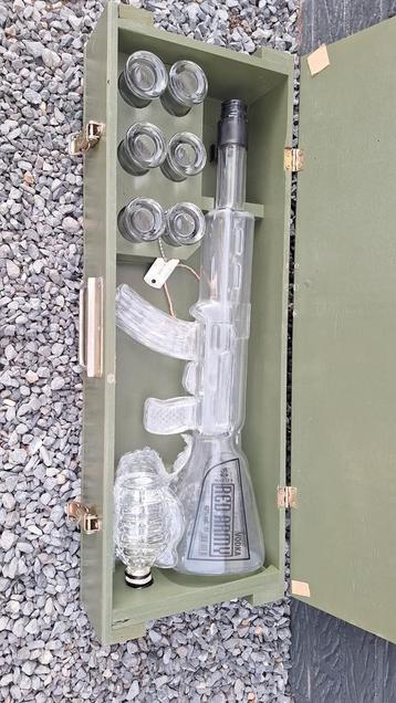 Glazen AK-47 in kist met toebehoren decoratie  beschikbaar voor biedingen