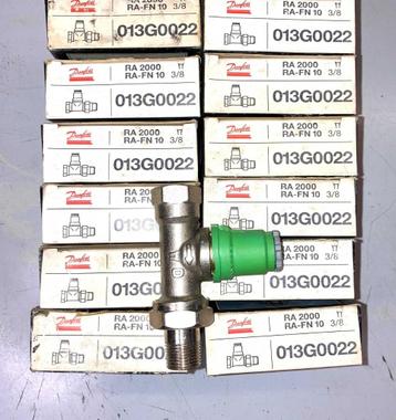 Lot de 14 Corps de vanne DANFOSS R 3/8" DROIT RA-FN 013G0022