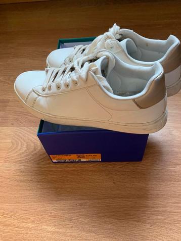 Witte sneakers maat 39 beschikbaar voor biedingen