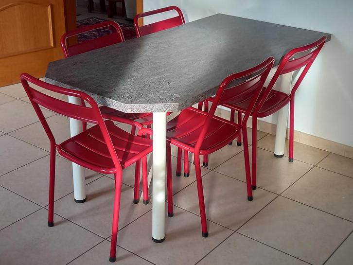 Table coins 45 degrés et 5 chaises rouges (kot, coloc, etc), Maison & Meubles, Chaises, Utilisé, Cinq, Six Chaises ou plus, Enlèvement