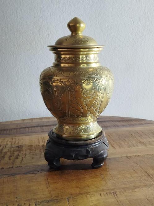 Zeer mooi geelkoperen Japans dekselvaasje op houten sokkel, Antiek en Kunst, Antiek | Brons en Koper, Koper, Ophalen of Verzenden