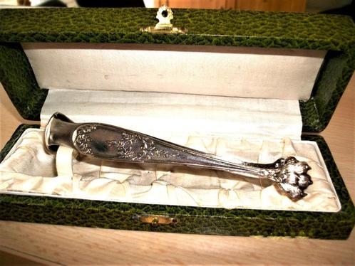 Te koop: Oude zilveren suikertang in doos., Antiek en Kunst, Antiek | Bestek, Ophalen of Verzenden