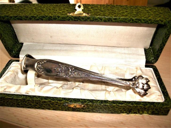 Te koop: Oude zilveren suikertang in doos., Antiek en Kunst, Antiek | Bestek, Ophalen of Verzenden