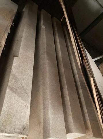 4 sierbalken met uitsnijding in natuursteen  beschikbaar voor biedingen