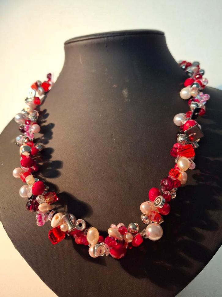 Prachtige handgemaakte ketting.

Mooie kralen GÉÉN PLASTIC!, Handtassen en Accessoires, Kettingen, Rood, Ophalen of Verzenden