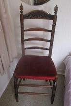 Belle chaise ancienne en bois avec revêtement rouge, Enlèvement