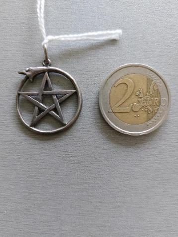 Hanger pentagram met slang Wicca beschikbaar voor biedingen
