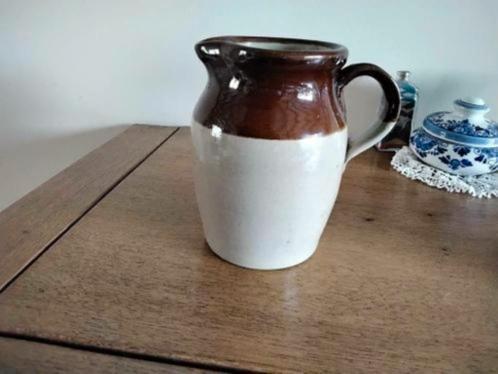 Mooie kruik in aardewerk in 2 kleuren ( inhoud 1,5 liter ) I, Antiek en Kunst, Antiek | Servies los, Ophalen