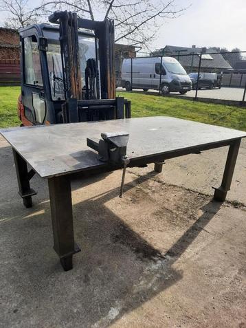 metalen lastafel met bankschroef 2,47 m op 1,5 m blad 2 cm, Doe-het-zelf en Bouw, Werkbanken, Ophalen, Gebruikt, 170 cm of meer