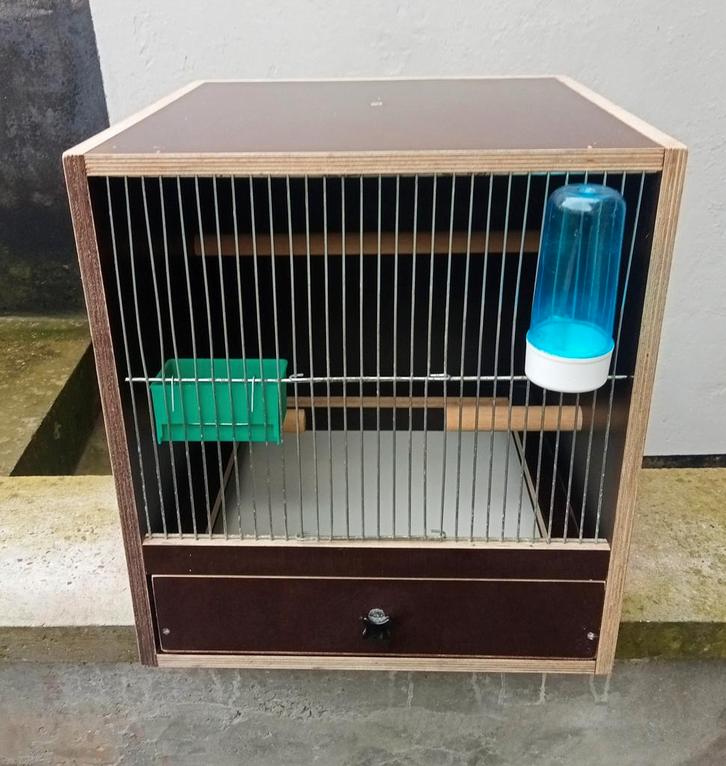 Zeer mooie vogelkooi gemaakt van massief hout, Dieren en Toebehoren, Vogels | Hokken en Kooien, Nieuw, Vogelkooi, Hout