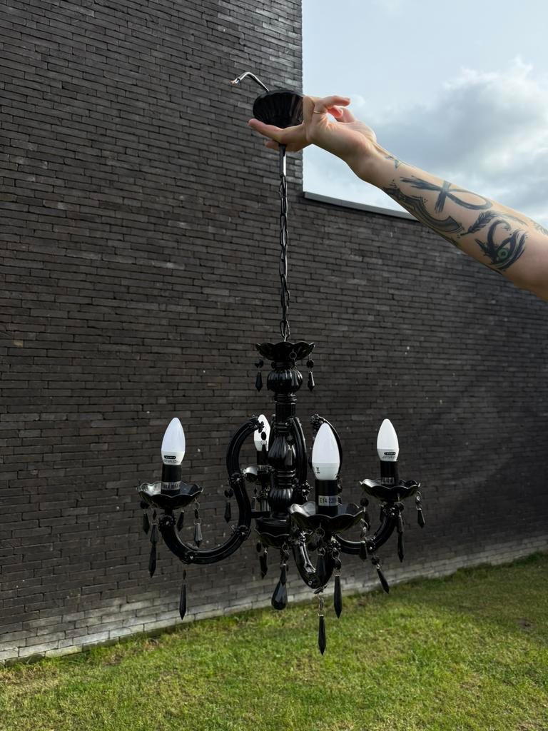 Lustre noir, Enlèvement, Comme neuf