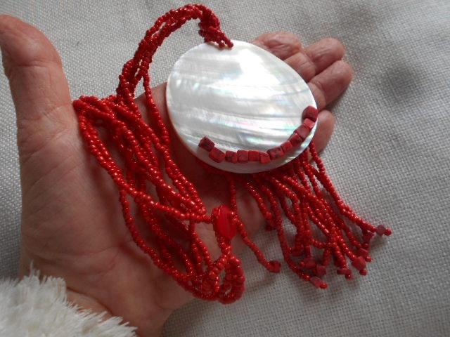bijou exotique, neuf, 10€, véritable nacre, Bijoux, Sacs & Beauté, Colliers, Neuf, Autres matériaux, Rouge, Avec pendentif, Enlèvement ou Envoi
