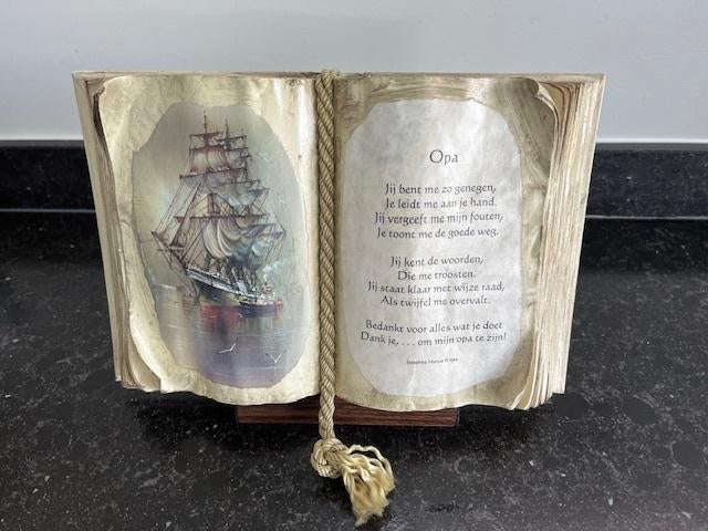 Vintage woonaccesoire ( oud boek bewerkt op staander ) OPA, Ophalen of Verzenden