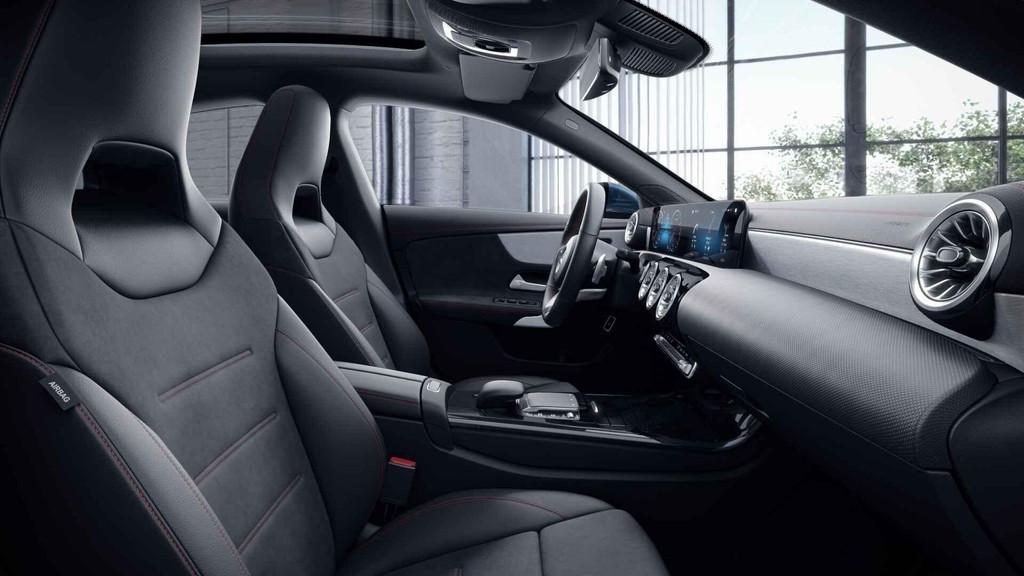 Mercedes-Benz CLA-Klasse 180 Coupé AMG Line | Panoramisch d, Stof, Gebruikt, Euro 6, 4 cilinders