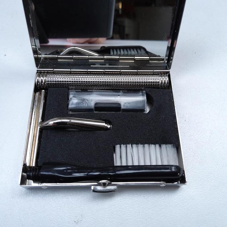 Reissetje voor heren in handig doosje., Handtassen en Accessoires, Toilettassen, Zo goed als nieuw, Heer, Ophalen of Verzenden