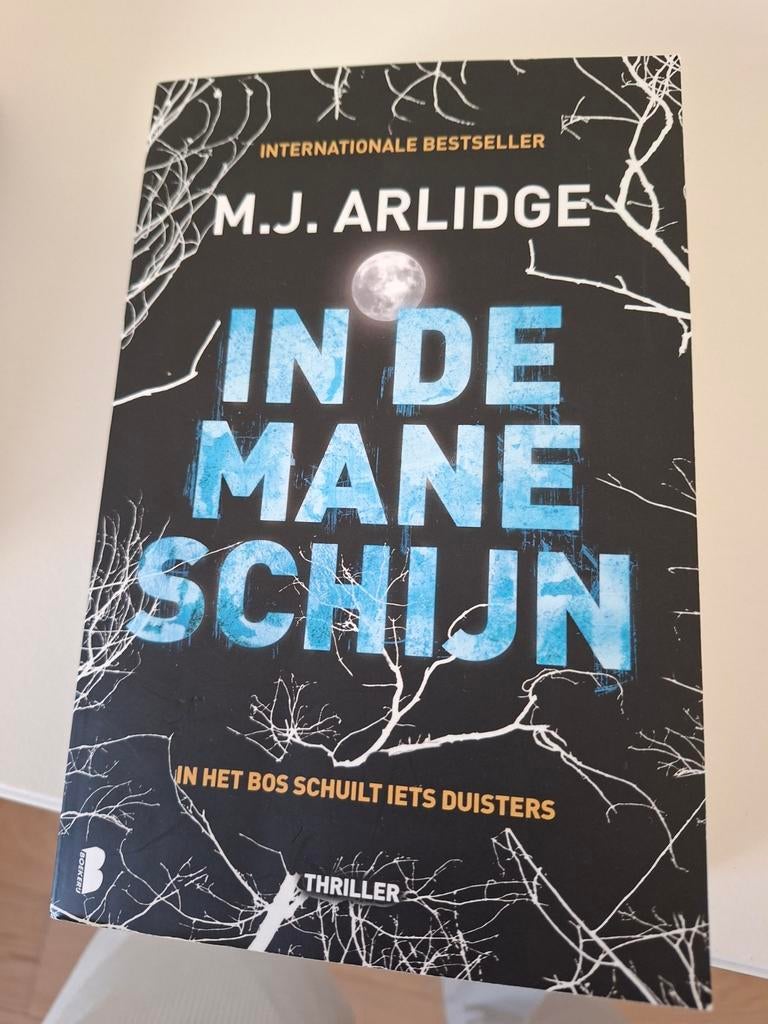 M.J. Arlidge - In de maneschijn, Ophalen, M.J. Arlidge, Nederland