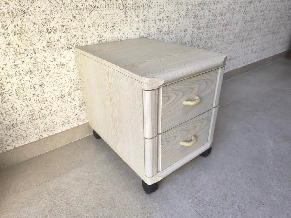 Petite commode/ table de chevet avec roues (Bon état!), 3 ou 4 tiroirs, 25 à 50 cm, Moins de 100 cm, Enlèvement