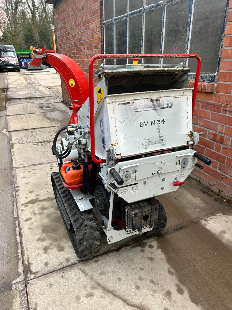 Hakselaar op rupsen, Ophalen, Benzine