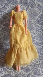 Robe longue vintage pour poupée barbie jaune à volant, Enlèvement ou Envoi, Poupée