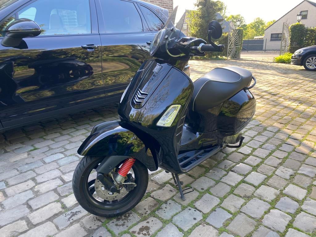Vespa 300 Gts super Akrapovic black beauty, Motos, 278 cm³, Scooter, Entreprise, 12 à 35 kW