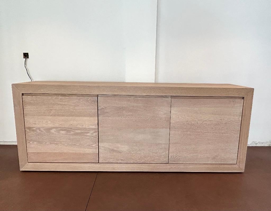 Buffet moderne en chêne, Maison & Meubles, Armoires | Dressoirs, Comme neuf, 200 cm ou plus, 25 à 50 cm, Avec porte(s), Avec tablette(s)