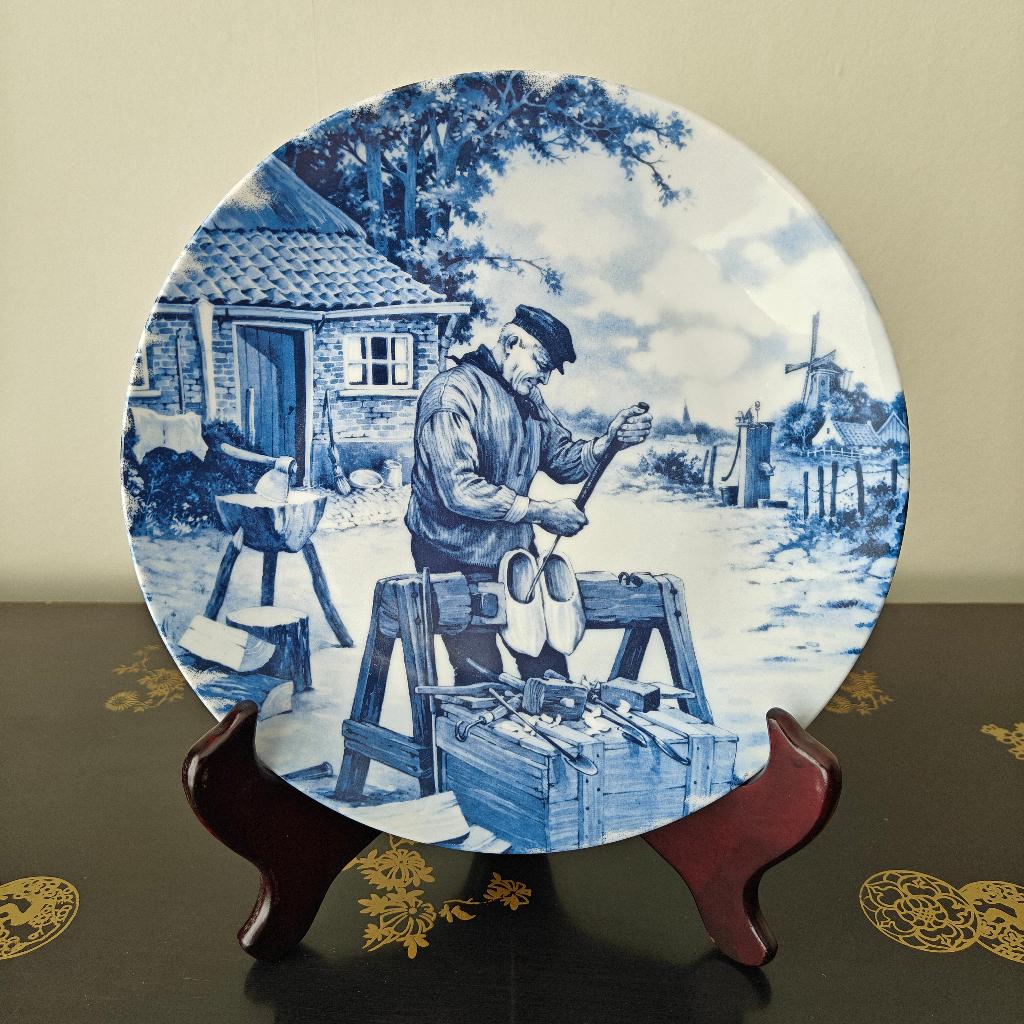 Delfts blauw sierbord met klompenmaker, Antiek en Kunst, Ophalen