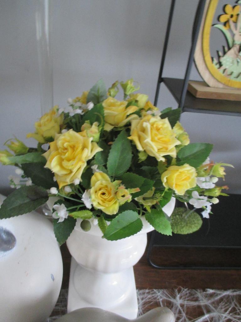 bloemstuk met kunstrozen, Ophalen, Binnen, Handgemaakt, Zo goed als nieuw