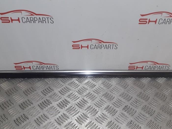 Bande décorative d'un Mercedes CLK, Autos : Pièces & Accessoires, Carrosserie & Tôlerie, Mercedes-Benz, Utilisé, 3 mois de garantie