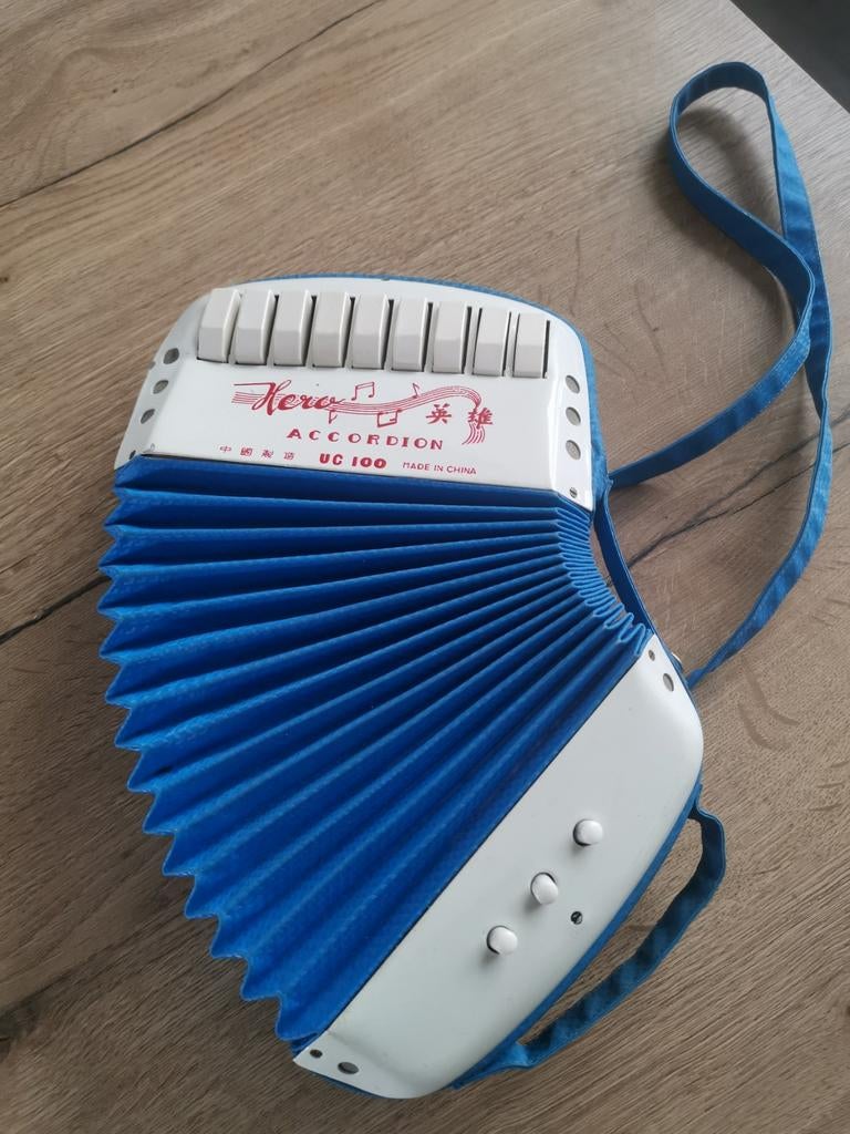 Sac accordéon jouet bleu et blanc Vintage Hero UC 099 1970 e, Enlèvement