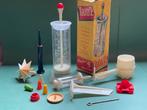 TRIO 2 keukenset – mixer, spuitzak, citruspers, maatbeker, Antiek en Kunst, Ophalen of Verzenden