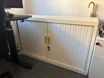 Witte metalen roldeurkast – afsluitbaar met sleutel beschikbaar voor biedingen