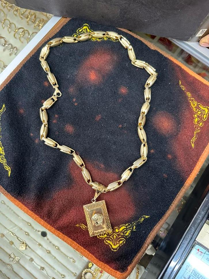 Chaine or 14k 585 Versace 46g a chercher chez bijoutier, Bijoux, Sacs & Beauté, Colliers, Comme neuf, Or, Or, Avec pendentif, Enlèvement