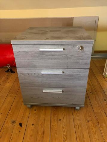 Afsluitbaar ladekastje op wieltjes beschikbaar voor biedingen