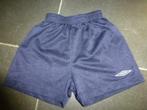 blauwe voetbalshort Umbro maat 116 - 122, Sport en Fitness, Voetbal, Ophalen of Verzenden, Gebruikt, Broek