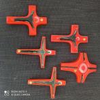 5 Oranje-Rode vintage aardewerken kruisjes, handgeverfd., Collections, Religion, Enlèvement ou Envoi, Neuf