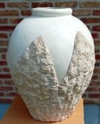 Mactan stone vaas hoogte 60 cm diameter 50 cm, Huis en Inrichting, Woonaccessoires | Vazen, Ophalen, Steen, 50 tot 75 cm, Wit